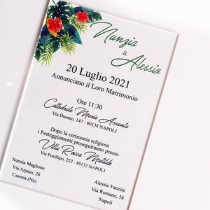 Può includere: Un invito di nozze con accenti floreali tropicali. L'invito annuncia il matrimonio di Nunzia e Alessia il 20 luglio 2021. La cerimonia si terrà presso la Cattedrale Maria Assunta a Napoli, Italia, seguita da un ricevimento presso Villa Rocca Matilde.