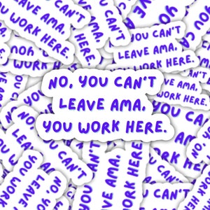 K&ouml;nnte beinhalten: Ein wei&szlig;er Hintergrund mit mehreren violetten und blauen Aufklebern, auf denen "Nein, du kannst Ama nicht verlassen. Du arbeitest hier." steht. Die Aufkleber sind in einem zuf&auml;lligen Muster angeordnet.