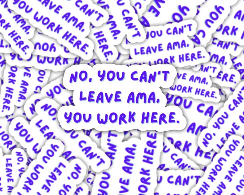 K&ouml;nnte beinhalten: Ein wei&szlig;er Hintergrund mit mehreren violetten und blauen Aufklebern, auf denen "Nein, du kannst Ama nicht verlassen. Du arbeitest hier." steht. Die Aufkleber sind in einem zuf&auml;lligen Muster angeordnet.