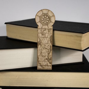Marque-page carte ancienne en bois avec décoration de roue de bateau