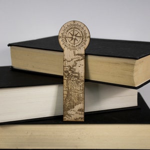Marque-page carte ancienne en bois avec boussole vintage