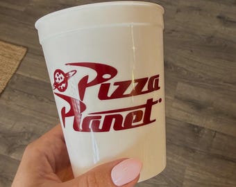 パーソナライズされたスペースピザパーティーカップ - カスタムキッズバースデースタジアムカップ - ピザバースデーテーマ