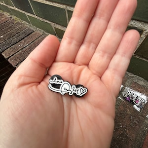 Taylor Signature Pin - Hard enamel pin