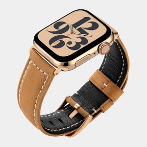 Puede incluir: Un Apple Watch dorado con una correa de cuero marrón y un forro de cuero negro. La esfera del reloj muestra un reloj digital con números grandes.