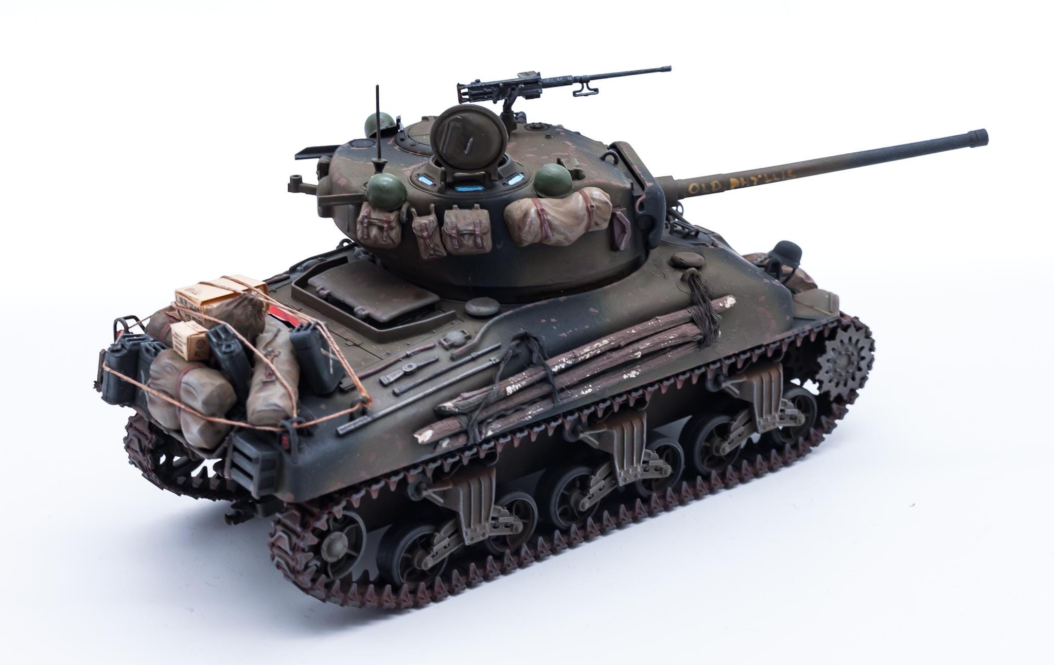 映画『フューリー』に登場するシャーマン戦車3両。M4A3E8(76