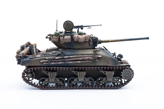 映画『フューリー』に登場するシャーマン戦車3両。M4A3E8(76