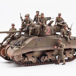Tanque británico Sherman VC Firefly. Maqueta a escala 1/35 de TFM Models con suspensión funcional y un escuadrón de paracaidistas estadounidenses.