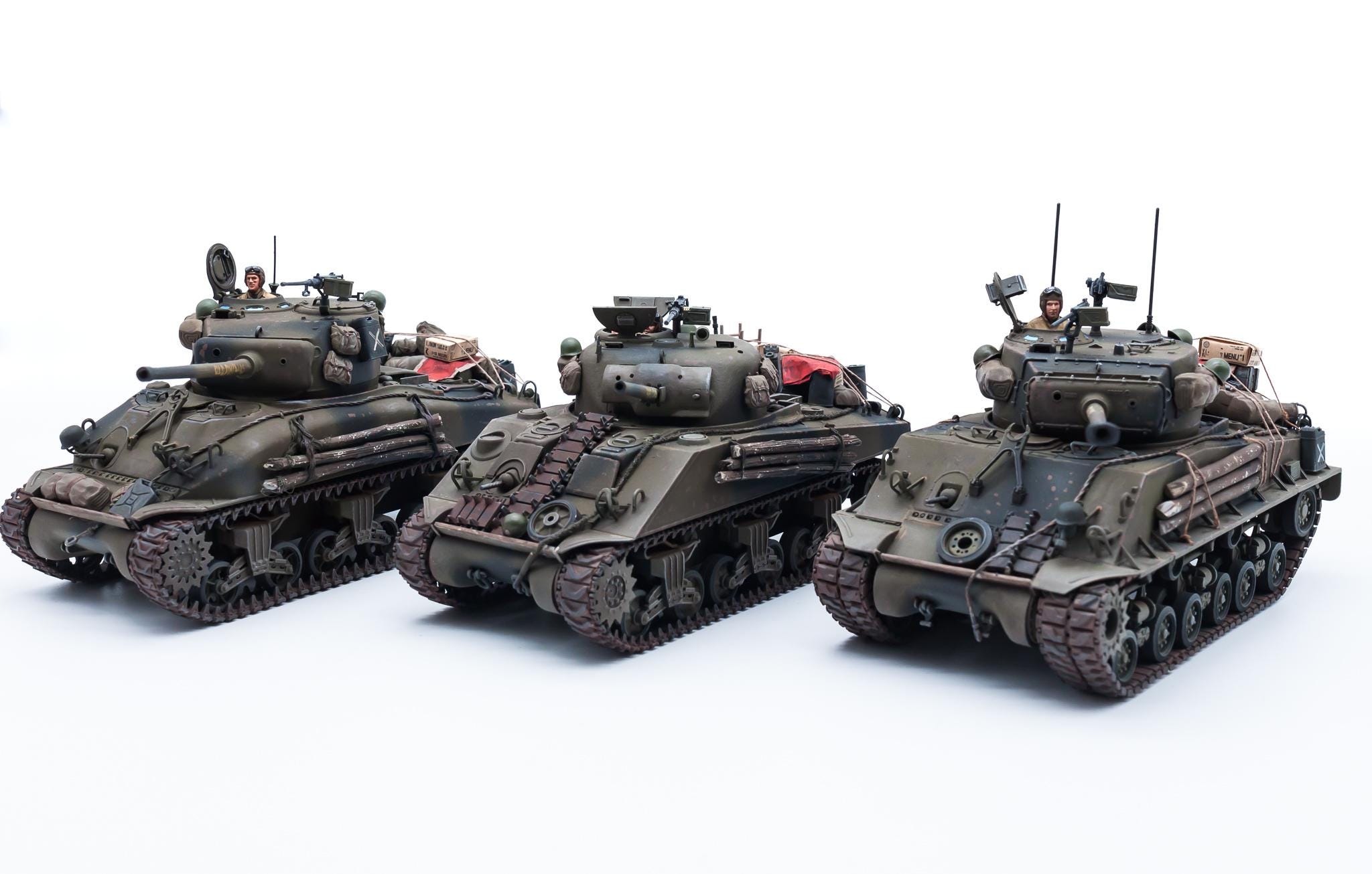 映画『フューリー』に登場するシャーマン戦車3両。M4A3E8(76