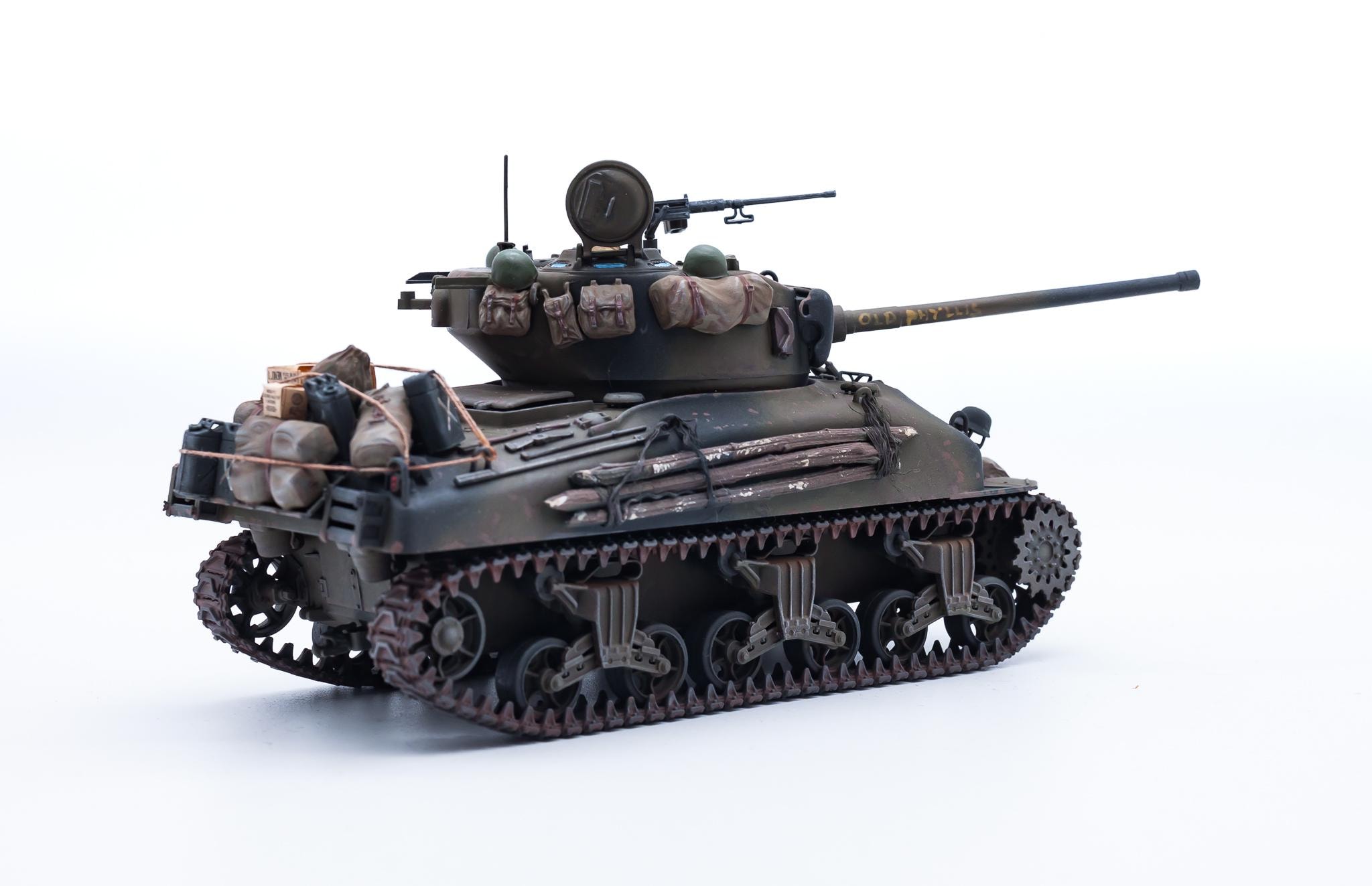 映画『フューリー』に登場するシャーマン戦車3両。M4A3E8(76