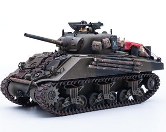 映画『フューリー』に登場するシャーマン戦車3両。M4A3E8(76