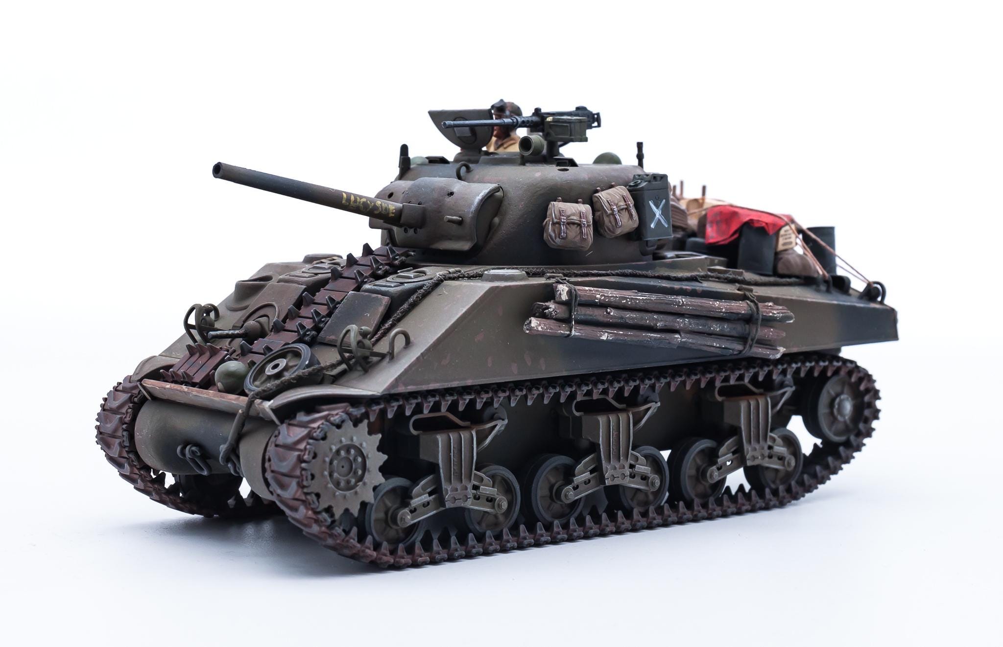映画『フューリー』に登場するシャーマン戦車3両。M4A3E8(76