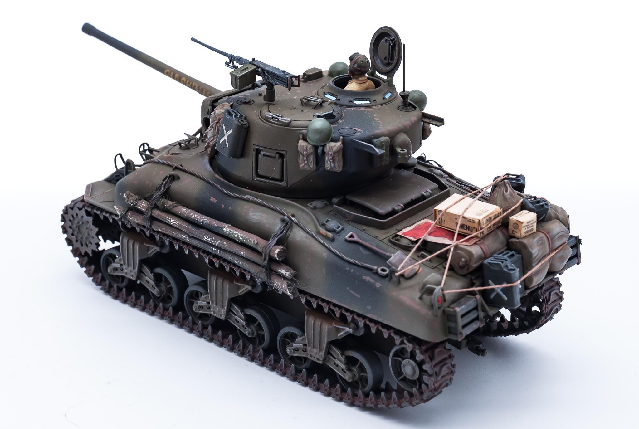 映画『フューリー』に登場するシャーマン戦車3両。M4A3E8(76