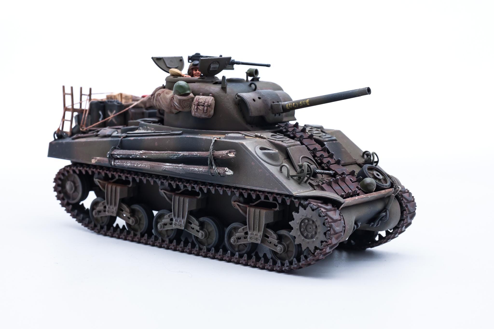 映画『フューリー』に登場するシャーマン戦車3両。M4A3E8(76