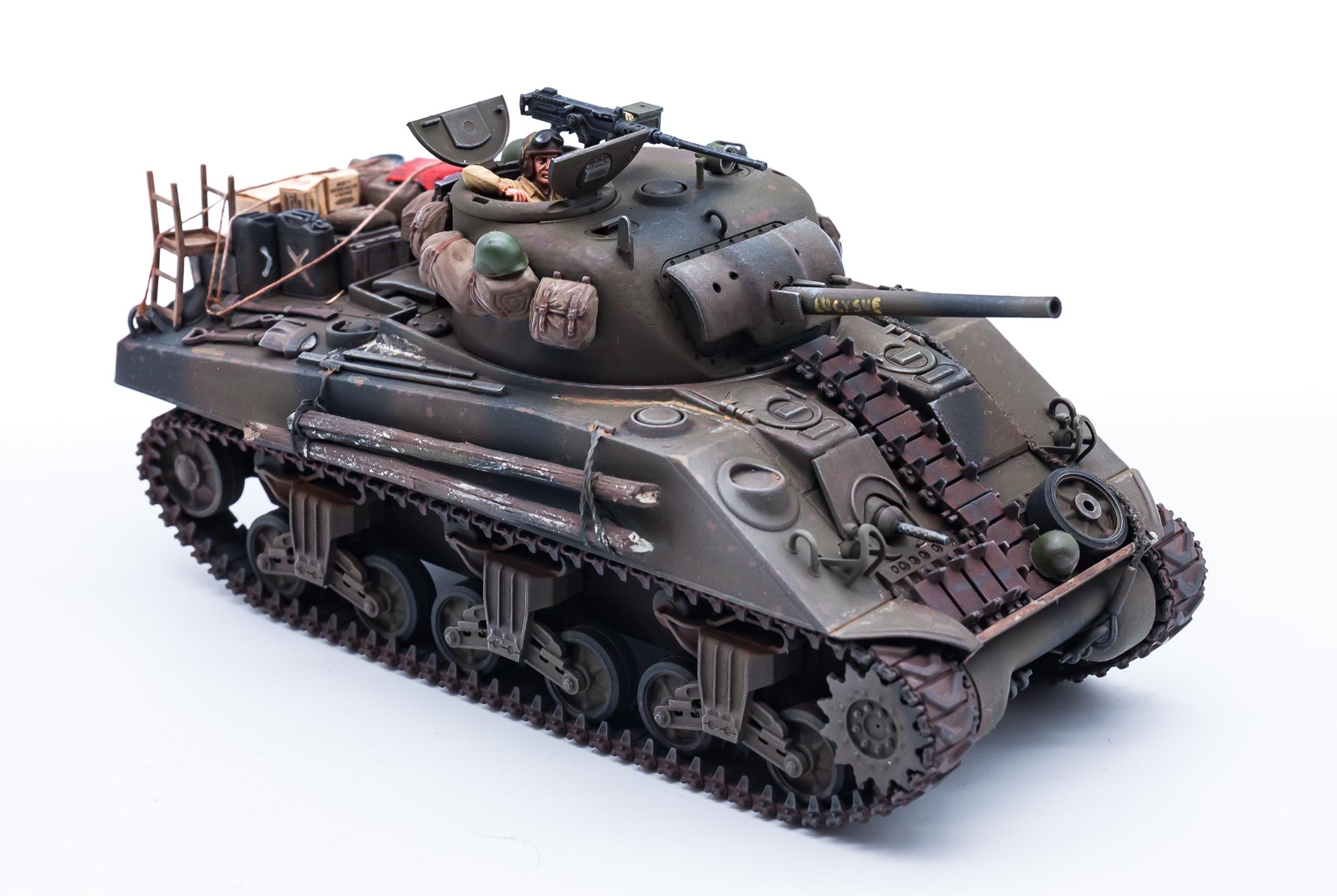 映画『フューリー』に登場するシャーマン戦車3両。M4A3E8(76