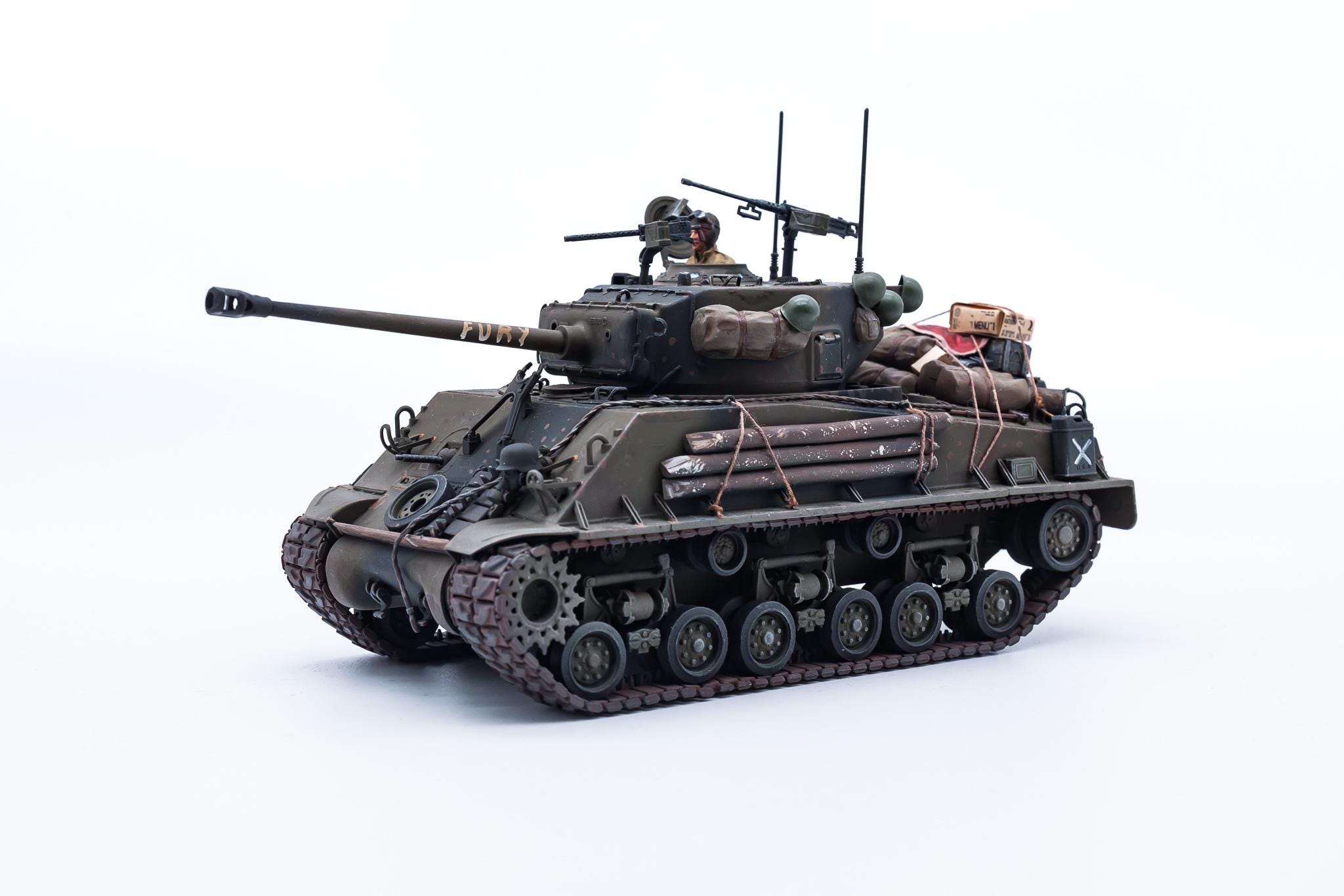 映画『フューリー』に登場するシャーマン戦車3両。M4A3E8(76
