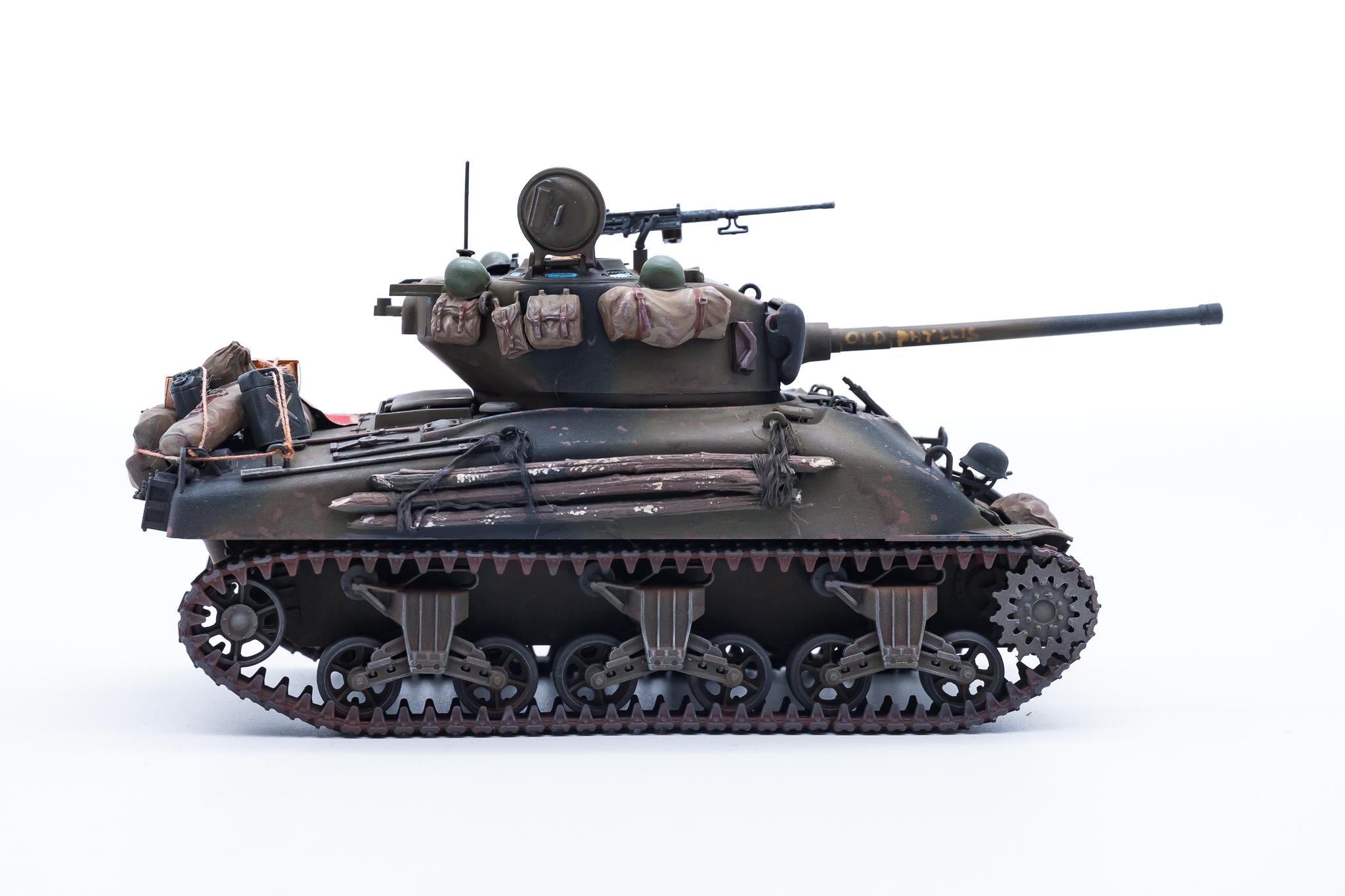 映画『フューリー』に登場するシャーマン戦車3両。M4A3E8(76