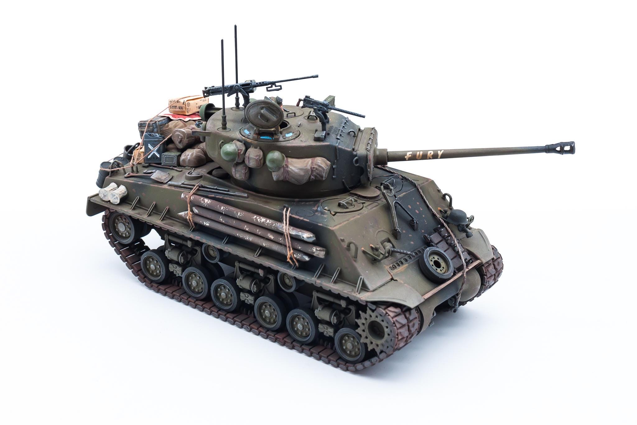 映画『フューリー』に登場するシャーマン戦車3両。M4A3E8(76