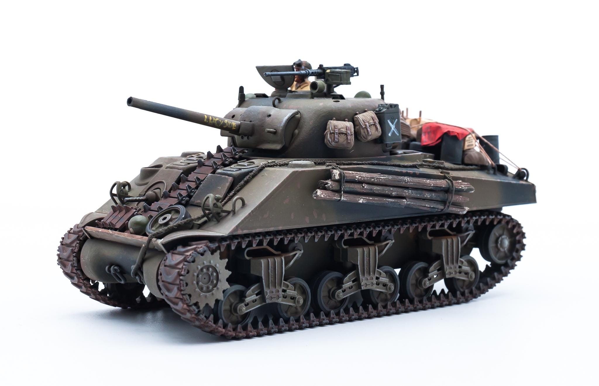 映画『フューリー』に登場するシャーマン戦車3両。M4A3E8(76