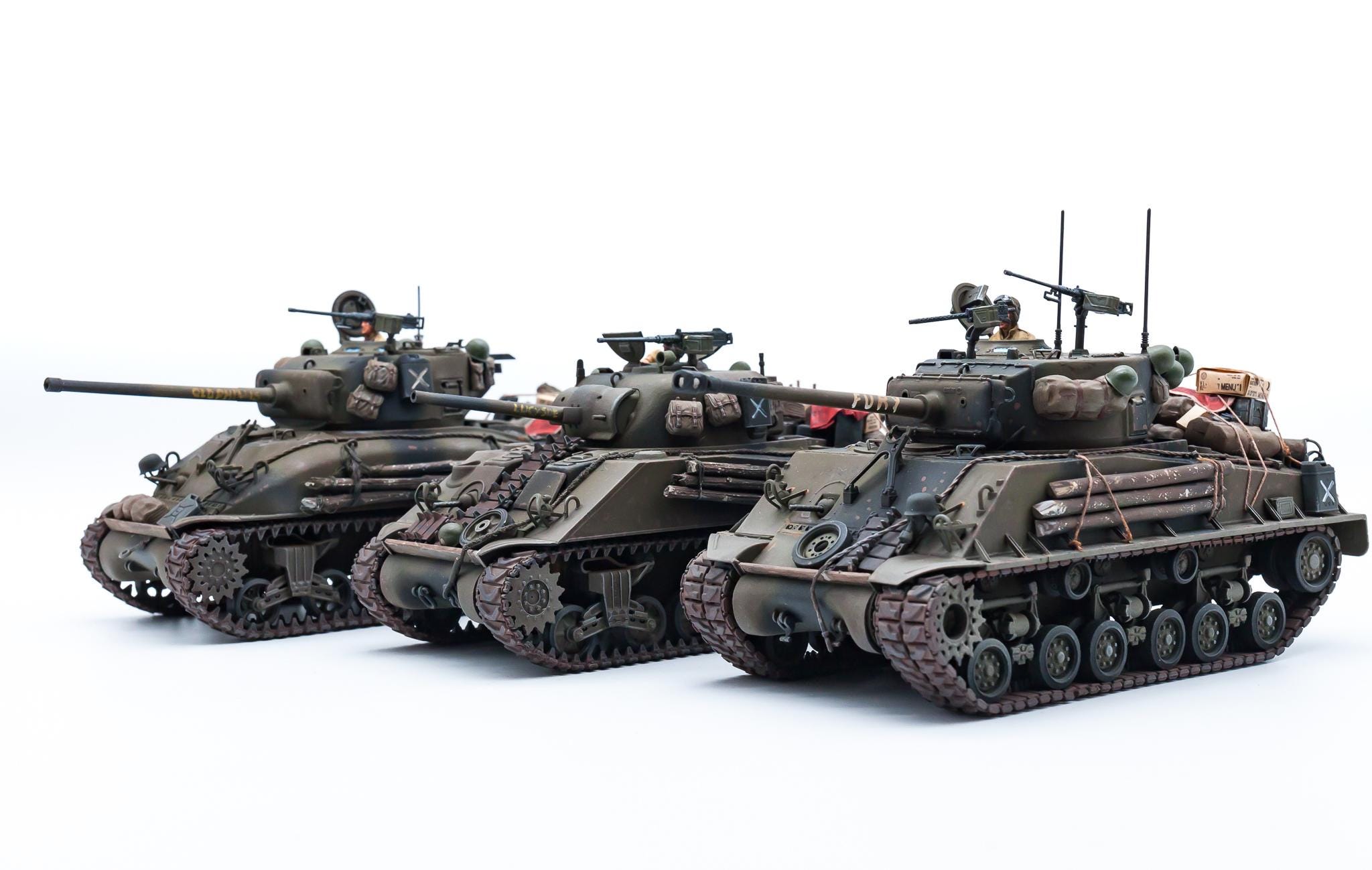 映画『フューリー』に登場するシャーマン戦車3両。M4A3E8(76