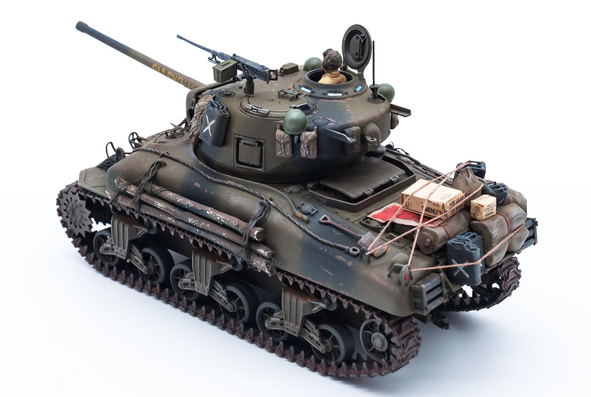 映画『フューリー』に登場するシャーマン戦車3両。M4A3E8(76