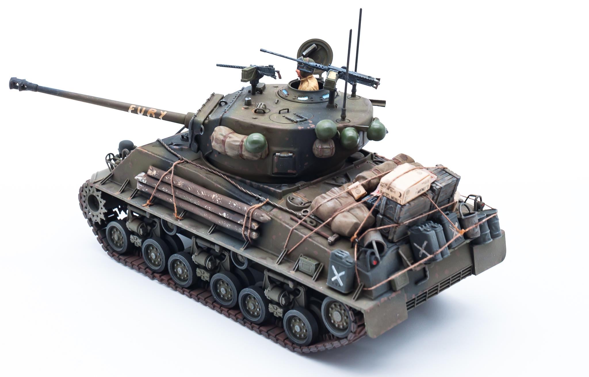 映画『フューリー』に登場するシャーマン戦車3両。M4A3E8(76