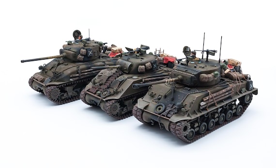 映画『フューリー』に登場するシャーマン戦車3両。M4A3E8(76