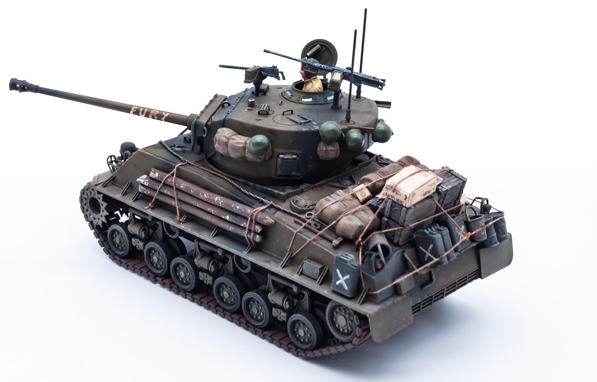 映画『フューリー』に登場するシャーマン戦車3両。M4A3E8(76