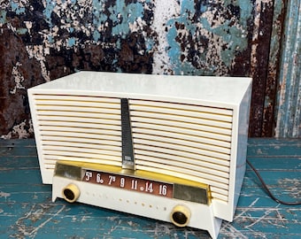 Vintage 1950s Ivory Westinghouse AM Tibe Radio