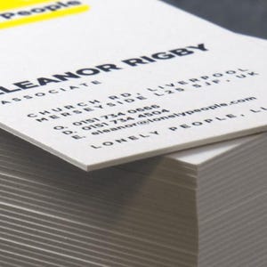 Ultratjocka premiumvisitkort — Gratis specialdesign och fri frakt | 32pt glansig finish bild 6