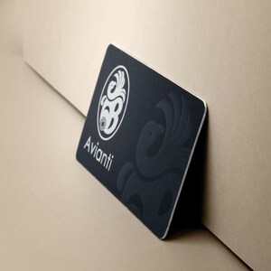 Ultratjocka premiumvisitkort — Gratis specialdesign och fri frakt | 32pt glansig finish bild 3