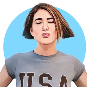 Puede incluir: Una mujer con el pelo corto y casta&ntilde;o lleva una camiseta gris con la palabra "USA" impresa en la parte delantera. Est&aacute; sonriendo y mirando a la c&aacute;mara.
