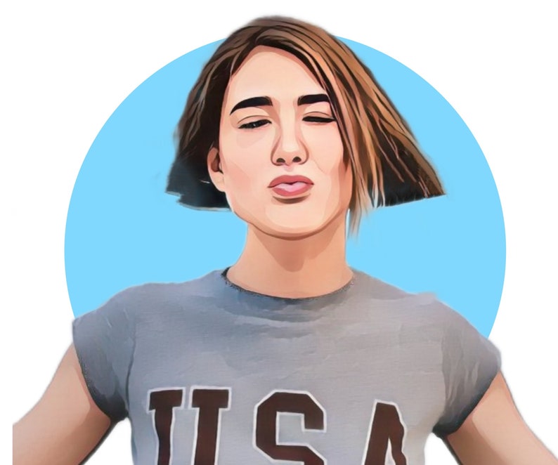 Puede incluir: Una mujer con el pelo corto y casta&ntilde;o lleva una camiseta gris con la palabra "USA" impresa en la parte delantera. Est&aacute; sonriendo y mirando a la c&aacute;mara.