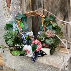 Ghirlanda autunnale da porta in stile fattoria: zucca a quadretti, decorazione autunnale rustica