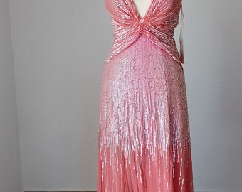 BASIXの新作バックレスドレス