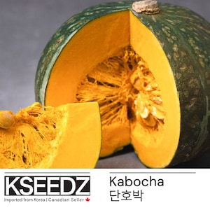 Peut inclure: Gros plan sur une courge Kabocha, également appelée citrouille japonaise, coupée en deux, avec une chair orange vive et une peau vert foncé. Le texte "Kabocha" et "단호박" est visible sous la courge.
