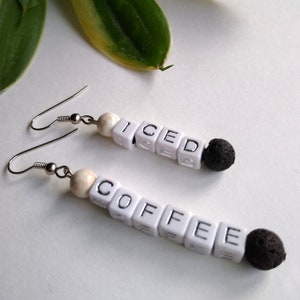 Brincos de contas de carta de café gelado