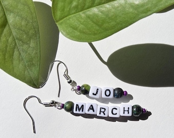 Pendientes de cuentas con letras de Jo March, joyas del libro Mujercitas