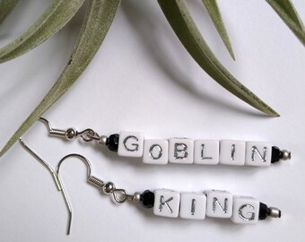 Boucles d'oreilles lettre roi gobelin, bijoux labyrinthe