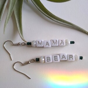 Pendientes de abalorios con letras de mamá oso, pendientes de mamá, joyería del día de la madre, joyería de mamá