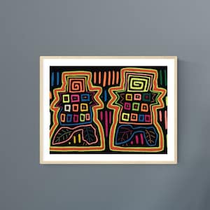 Op de afbeelding: Een ingelijst mola-kunstwerk met een zwarte achtergrond en kleurrijke geometrische ontwerpen in oranje, geel, groen, blauw, roze en rood. De mola toont twee figuren met gestileerde bladeren en lijnen.