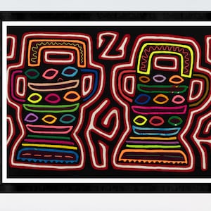 Op de afbeelding: Een ingelijst kunstwerk met twee kleurrijke figuren met geometrische vormen en patronen op een zwarte achtergrond. De figuren zijn wit omlijnd en gevuld met levendige kleuren, waaronder rood, oranje, geel, groen, blauw en paars.