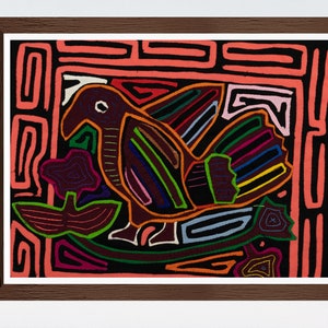 Puede incluir: Una obra de arte enmarcada que presenta un pájaro abstracto colorido con un diseño geométrico. El pájaro está rodeado de un patrón de laberinto en tonos de rosa y negro.
