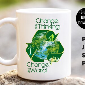 Op de afbeelding: Een witte keramische mok met een groen recycle-symbool met een wereldbol, een windturbine en een persoon die afval in een prullenbak gooit. De tekst "Change Your Thinking Change The World" staat op de mok gedrukt.