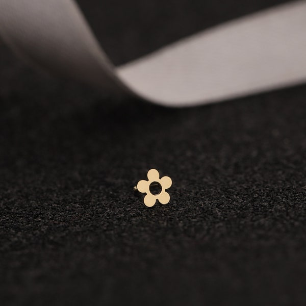 14K Solid Gold Daisy Nose Stud  -  Nose Piercing  - Nostril Jewelry - Gold Nose Stud - Nose Jewelry - Bone / Straight / L Shape / Screw