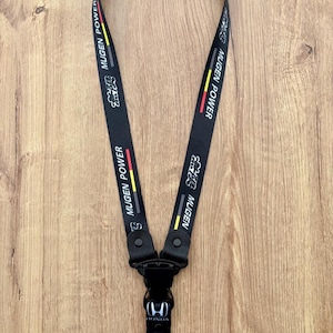 Puede incluir: Un juego de tres tazas de cerámica con un acabado moteado y mate. Las tazas son de color crema, gris claro y gris oscuro. Cada taza tiene un diseño simple y minimalista.