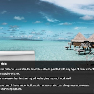 Op de afbeelding: Een tropisch eilandsc&egrave;ne met turquoise water, een wit zandstrand en verschillende bungalows met rieten daken op palen. De lucht is blauw met witte wolken. De tekst "Let op:" is zichtbaar onderaan de afbeelding.