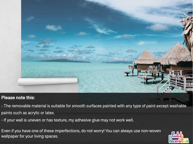 Op de afbeelding: Een tropisch eilandsc&egrave;ne met turquoise water, een wit zandstrand en verschillende bungalows met rieten daken op palen. De lucht is blauw met witte wolken. De tekst "Let op:" is zichtbaar onderaan de afbeelding.