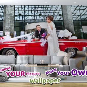 Pu&ograve; includere: Un'auto d'epoca rossa con un nastro bianco e palloncini bianchi &egrave; parcheggiata davanti a un edificio moderno. Una coppia &egrave; in piedi accanto all'auto. Il testo "Choose Your Picture Make Your Own Wallpaper" &egrave; nella parte inferiore dell'immagine.