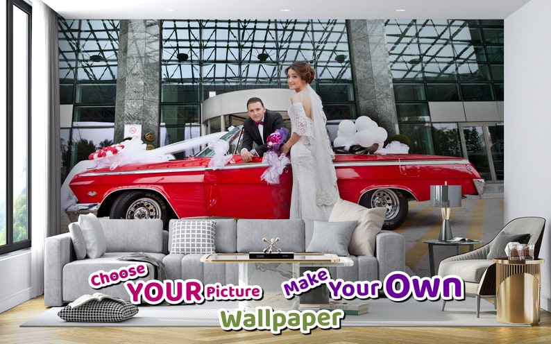 Pu&ograve; includere: Un'auto d'epoca rossa con un nastro bianco e palloncini bianchi &egrave; parcheggiata davanti a un edificio moderno. Una coppia &egrave; in piedi accanto all'auto. Il testo "Choose Your Picture Make Your Own Wallpaper" &egrave; nella parte inferiore dell'immagine.