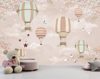 Könnte beinhalten: Ein rosa-weißes Wandbild für ein Kinderzimmer mit Heißluftballons, Wolken und Vögeln. Das Wandbild ist perfekt für ein Kinderzimmer.